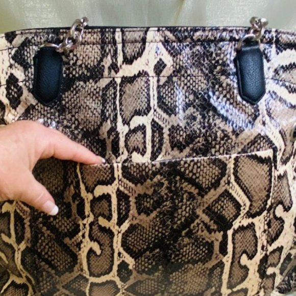 💖HOST PICK💖 SIMPLY VERA WANG... This Exquisite Handbag Is A Head Turner! /H32 - Picture 1 of 6